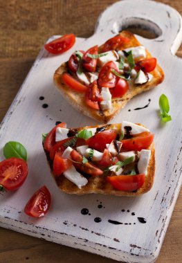 Caprese Bruschetta. Domates, fesleğen, mozzarella peyniri balsamik azaltma Çiseleme tost ile. Meze - starter çanak