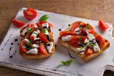 Caprese Bruschetta. Domates, fesleğen, mozzarella peyniri balsamik azaltma Çiseleme tost ile. Meze - starter çanak