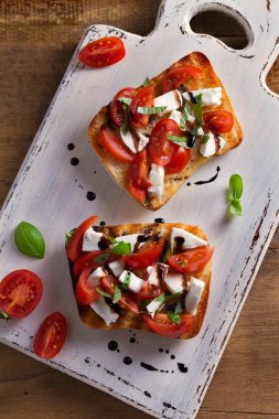 Caprese Bruschetta. Domates, fesleğen, mozzarella peyniri balsamik azaltma Çiseleme tost ile. Meze - starter çanak. Yukarıdan görüntülemek, top