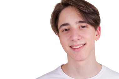 Yakışıklı genç çocuk kameraya bakıyor. Beyaz T-shirt genç closeup portresi. Mutlu erkek gülümseyen izole üzerinde beyaz arka plan