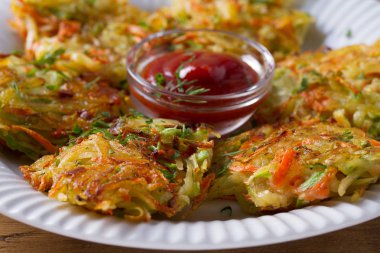 Patates kabak ve havuç kek. Sebze börek, Latkeler, draniki. Sebze kek