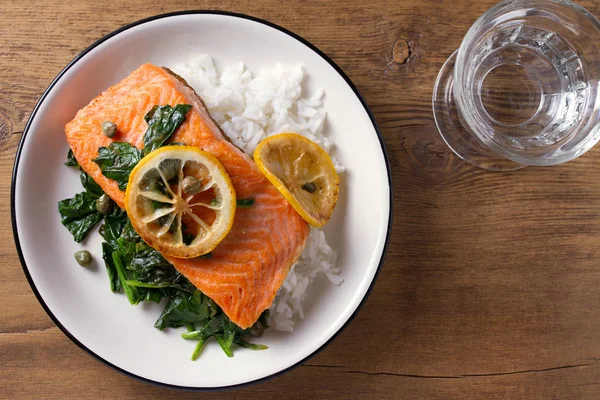 Filete Salmón Con Arroz Espinacas Limón Salmón Con Guarnición Pescado —  Fotos de Stock