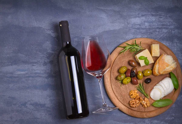 Bottle Glass Wine Cheese Olives Bread Nuts Rosemary Dark Background — Stock Photo, Image