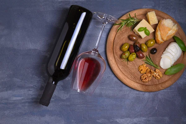 Bottiglia Calice Vino Con Formaggio Olive Pane Noci Rosmarino Fondo — Foto Stock