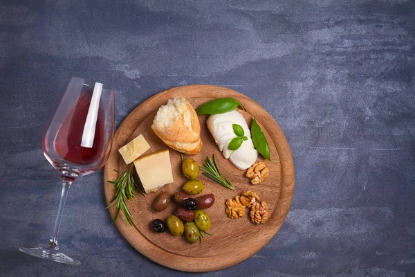 Garrafa Copo Vinho Com Queijo Azeitonas Pão Nozes Alecrim Sobre — Fotografia de Stock