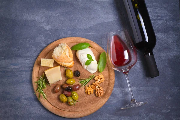 Bottle Glass Wine Cheese Olives Bread Nuts Rosemary Dark Background — Stock Photo, Image