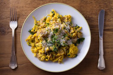 Pancetta, ıspanak, soğan ve parmesan ile omlet. Omlet. Yukarıdan görüntülemek, top