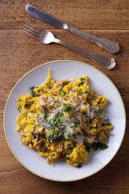 Pancetta, ıspanak, soğan ve parmesan ile omlet. Omlet. Yukarıdan görüntülemek, top