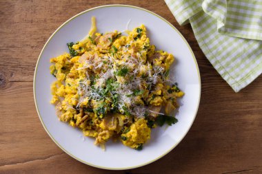 Pancetta, ıspanak, soğan ve parmesan ile omlet. Omlet. Yukarıdan görüntülemek, top