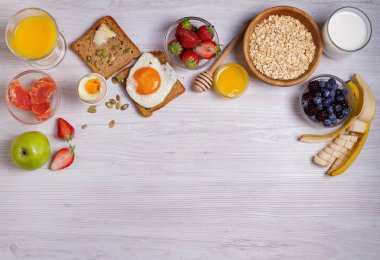 Kahve, portakal suyu, tahıl, süt, meyve, yumurta ve tost ile kahvaltı. Denge diyet, gıda afiş, arka plan. Yukarıdan görüntülemek, top
