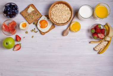 Kahve, portakal suyu, tahıl, süt, meyve, yumurta ve tost ile kahvaltı. Denge diyet, gıda afiş, arka plan. Yukarıdan görüntülemek, top