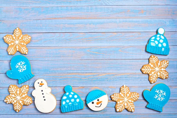 圣诞姜饼饼干蓝色木制背景与文字空间 寒假概念 — 图库照片