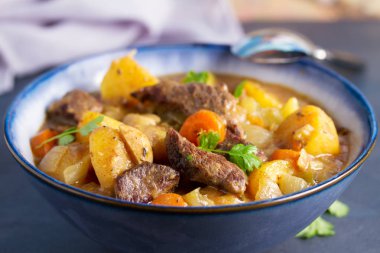 Yavaş pişiren kalın ve tıknaz sığır güveci.