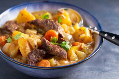 Yavaş pişiren kalın ve tıknaz sığır güveci.