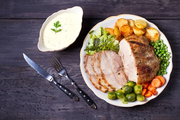 Gebratener Geschnittener Schinken Und Gemüse Kartoffeln Karotten Rosenkohl Kohl Und — Stockfoto