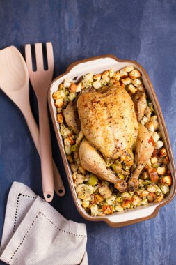 Elmalı kızarmış tavuk ve fırın kabında ekmek. Yukarıdan görüntüle, üstten