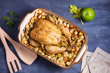 Elmalı kızarmış tavuk ve fırın kabında ekmek. Yukarıdan görüntüle, üstten