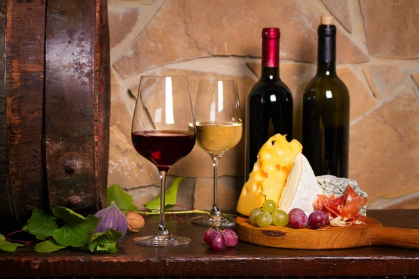 Vinho Com Queijo Presunto Frutas Lado Velho Barril Adega Conceito — Fotografia de Stock