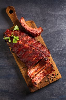 Domuz filetosu pirzola dilimleme tahtasında servis edilir. Yukarıdan görüntüle, üstten