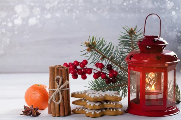 冬季假期装饰 圣诞节和新年背景与灯笼和姜饼饼干 案文的空间 — 图库照片