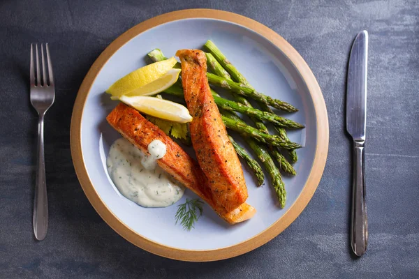 Zalmvisfilet Met Asperges Romige Knoflooksaus Uitzicht Van Boven Boven — Stockfoto