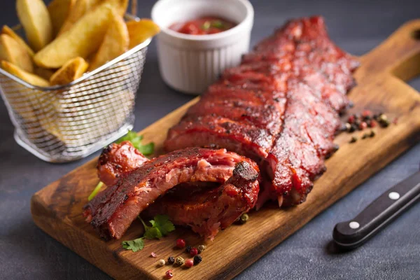 Varkenslende Ribben Geserveerd Snijplank Aardappelpartjes — Stockfoto