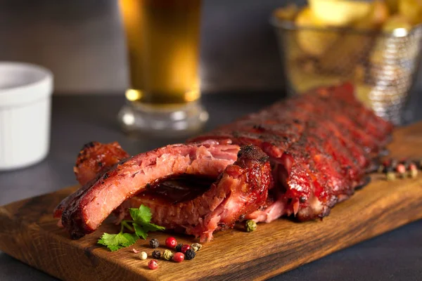 Varkenslende Ribben Geserveerd Een Snijplank Aardappelpartjes Een Glas Bier — Stockfoto