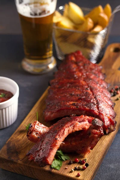 Varkenslende Ribben Geserveerd Een Snijplank Aardappelpartjes Een Glas Bier — Stockfoto