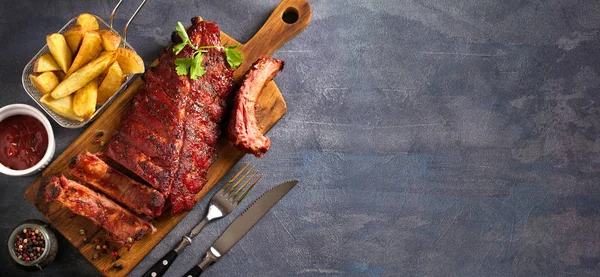 Costillas Lomo Cerdo Servidas Sobre Tabla Cortar Cuñas Patata Vista — Foto de Stock