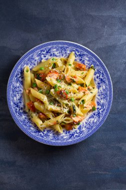 Yeşil bezelyeli kremalı somon peynirli makarna. Yukarıdan görüntüle, üstten