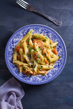 Yeşil bezelyeli kremalı somon peynirli makarna. Yukarıdan görüntüle, üstten