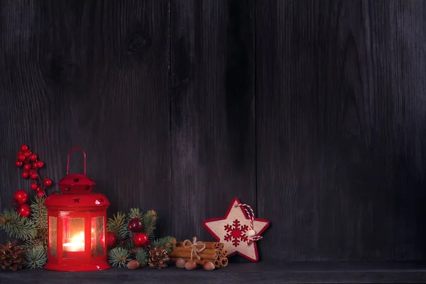 冬の季節の休日の装飾 ランタンとキャンドルでクリスマスと新年の背景 本文室 — ストック写真