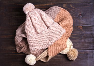 El yapımı yün şapka ve atkı, soğuk sezon konsepti. Kadınlar sıcak aksesuarlar giyer. Düz yatış, yüksek açı görünümü