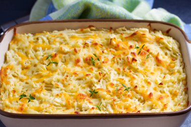 Shepherd 's Pie veya Cottage Pie. Fırın kabında güveç. yatay resim