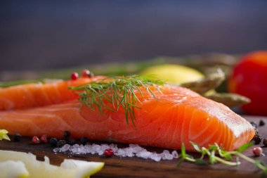 Taze çiğ somon fileto bifteği, sebze ve malzemelerle pişirmek için hazırlandı.