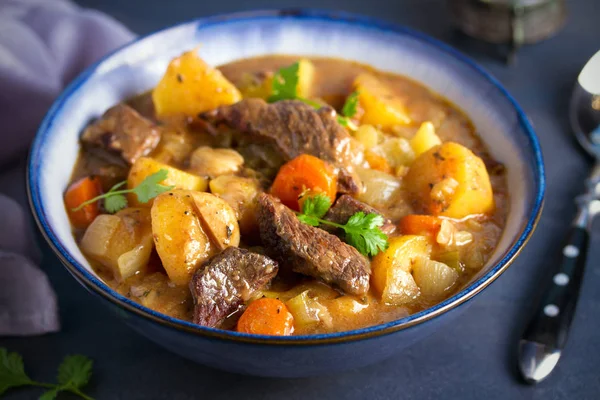 Carne Vaca Cozida Com Batatas Cenouras Especiarias Tigela Fundo Cinza — Fotografia de Stock