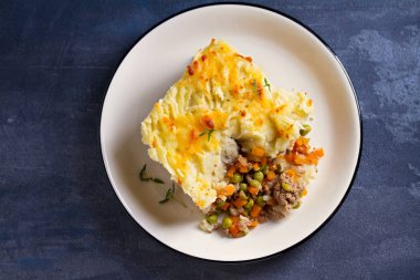 Shepherd 's Pie ya da Cottage Pie tabakta, gri arka plan. Yatay görüntünün üstünde