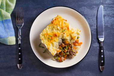 Shepherd 's Pie ya da Cottage Pie tabakta, gri arka plan. Yatay görüntünün üstünde