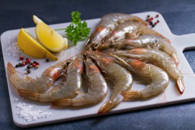 İçi malzeme dolu taze çiğ tam karides.