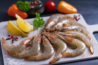 İçi malzeme dolu taze çiğ tam karides.
