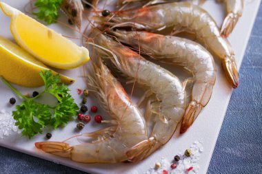 İçi malzeme dolu taze çiğ tam karides.