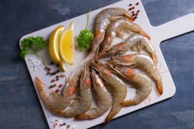 İçi malzeme dolu taze çiğ karides. Yukarıdan görüntüle, üstten