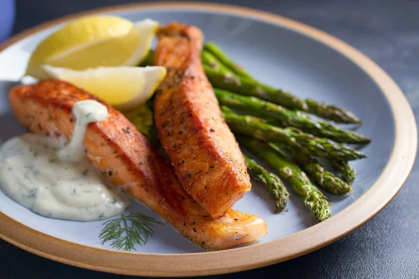 Délicieux Filets Saumon Cuits Avec Asperges Quartiers Citron — Photo