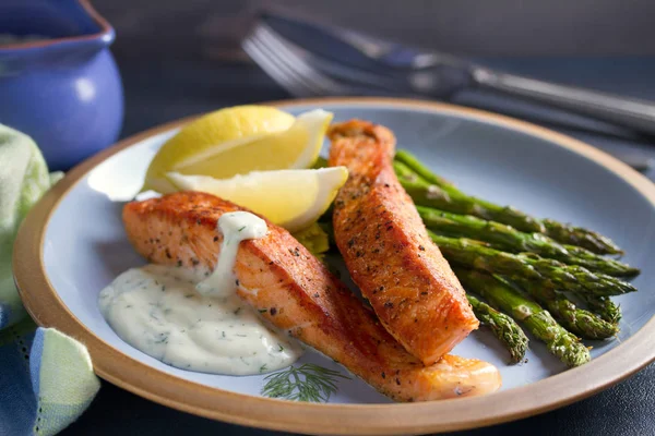 Heerlijke Gekookte Zalmvisfilets Met Asperges Schijfjes Citroen — Stockfoto