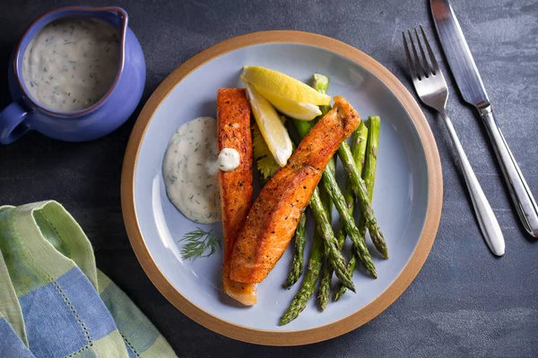 Delicious Cooked Salmon Fish Fillets Asparagus Lemon Wedges — Stock Photo, Image