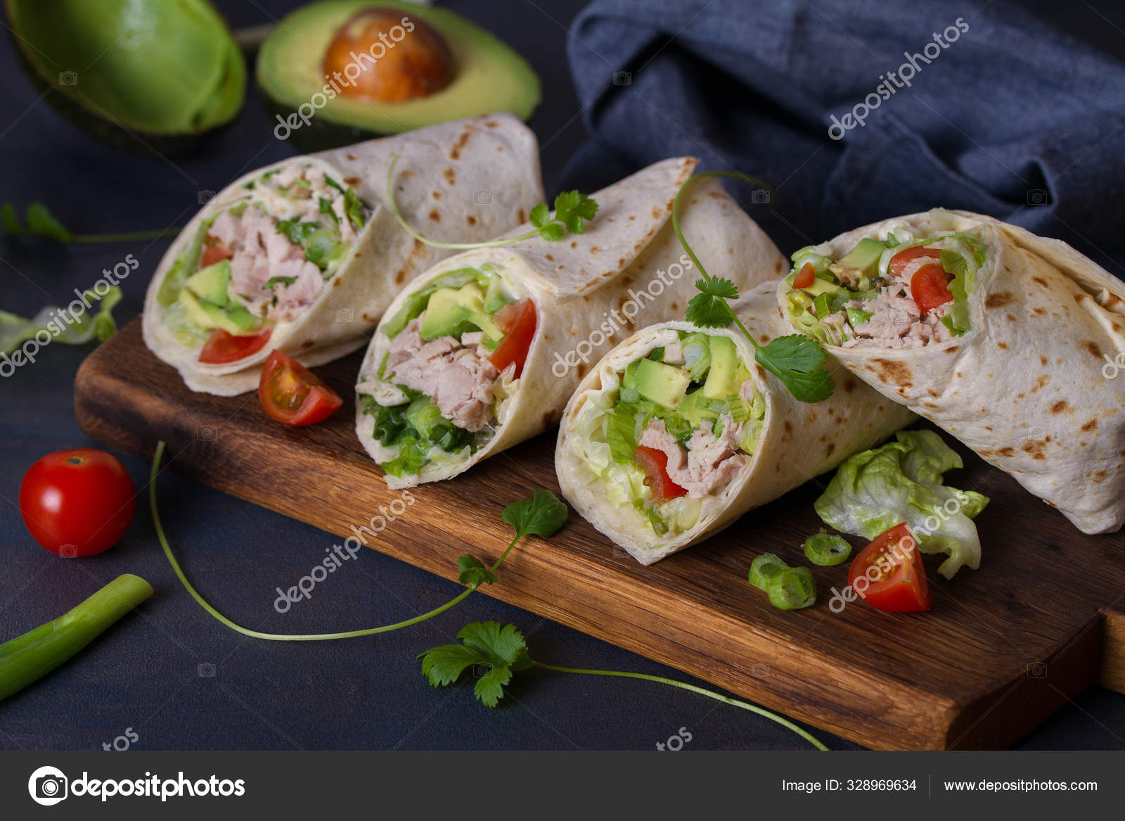 Kyckling Wraps Med Avokado Tomater Och Isbergssallad Tortilla Burritos