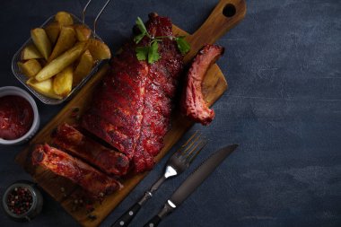 Barbekü soslu pirzola. Masraflar, metin için yer