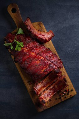 Barbekü soslu pirzola. Tepedeki dikey resim