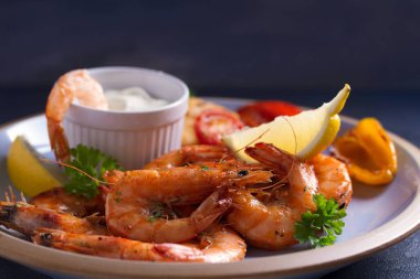 Soslu karides, limon ve sebze. Deniz ürünleri.