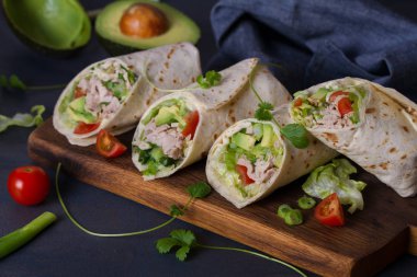 Avokado, domates ve buzdağı marullu tavuk dürümü. Tortilla, burrito, sandviç, karışık börek.